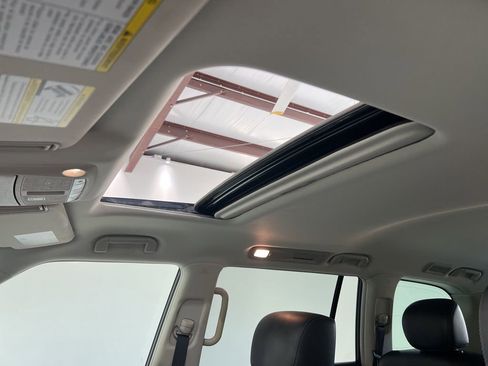 Used 2023 Nissan Armada Platinum w/ Captain's Chairs Package RWD image 16