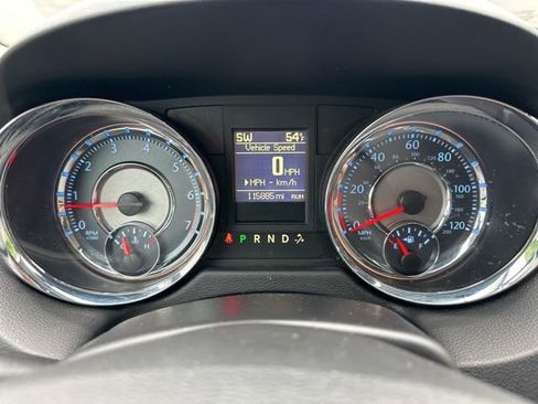 Used 2016 Chrysler Town & Country Touring FWD image 11