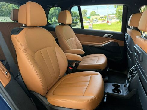 Used 2022 BMW X7 xDrive40i w/ M Sport Package AWD/4WD image 28