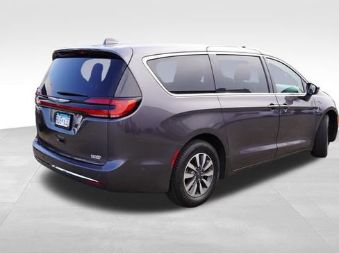 Used 2022 Chrysler Pacifica Touring-L w/ Uconnect Theater Family Group FWD image 3