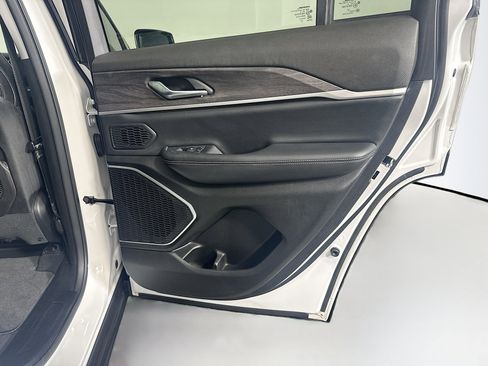 Used 2023 Jeep Grand Cherokee Limited w/ Black Appearance Package image 30