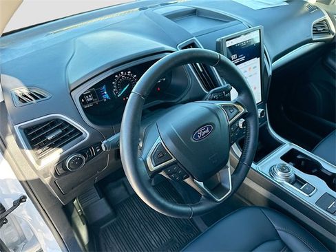 Used 2024 Ford Edge SEL w/ Sport Appearance Package image 9