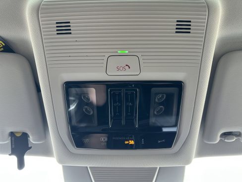 New 2025 Volkswagen Tiguan SE image 19