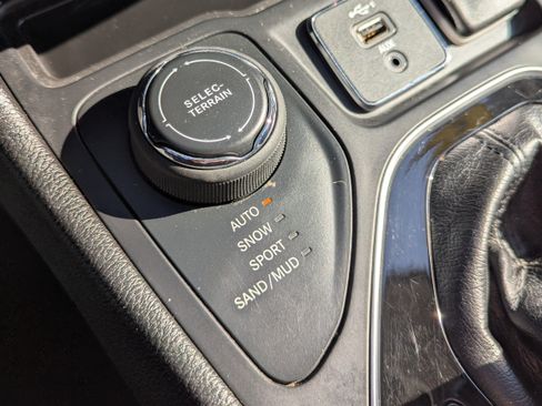 Used 2021 Jeep Cherokee Limited AWD/4WD image 16