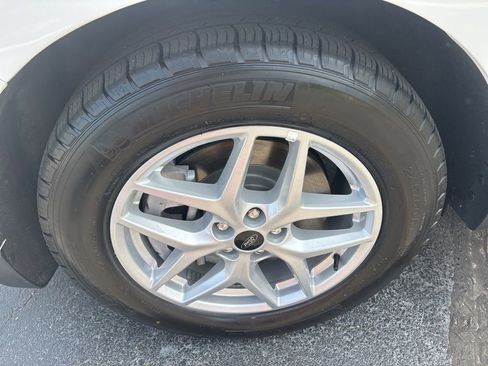 Used 2024 Ford Edge SEL image 9