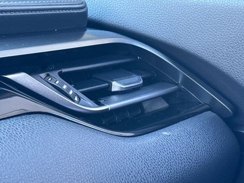 Used 2019 Toyota C-HR LE image 29