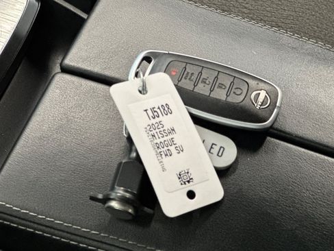 Used 2025 Nissan Rogue SV FWD image 32
