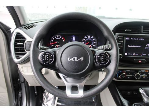 Used 2022 Kia Soul LX image 16