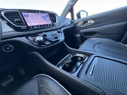 Used 2023 Chrysler Pacifica Limited w/ Uconnect Theater Family Group image 10