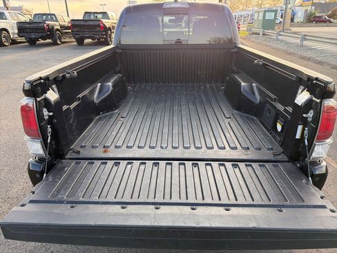 Used 2023 Toyota Tacoma TRD Off-Road w/ Technology Package AWD/4WD image 10