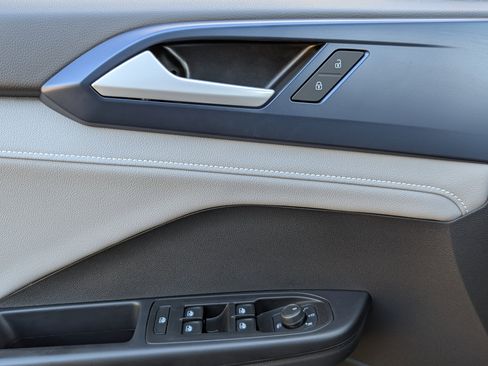 Used 2024 Volkswagen Taos SE w/ Panoramic Sunroof Package image 16