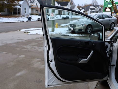 Used 2013 Ford Fiesta SE image 10