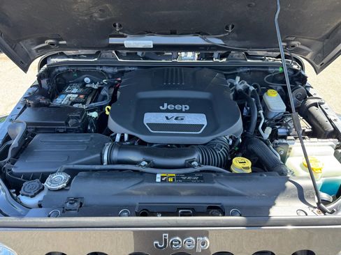 Used 2018 Jeep Wrangler Unlimited Rubicon w/ Connectivity Group image 28