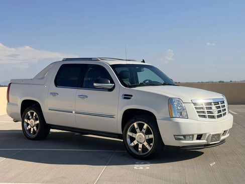 Used 2013 Cadillac Escalade EXT Premium AWD/4WD image 3