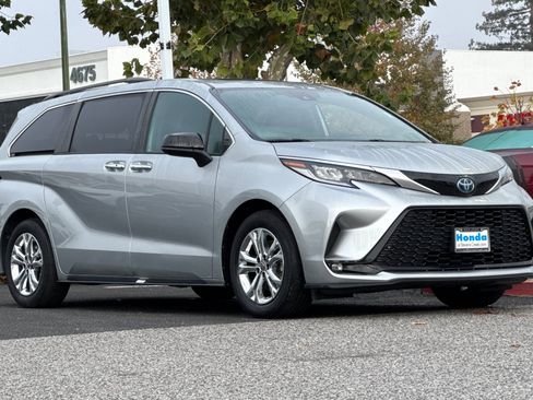 Used 2023 Toyota Sienna XSE image 6