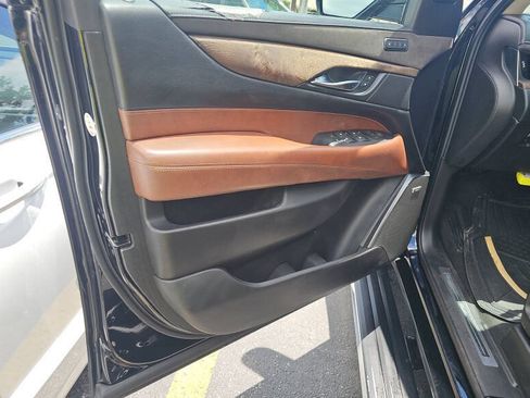 Used 2018 Cadillac Escalade Premium Luxury AWD/4WD image 5