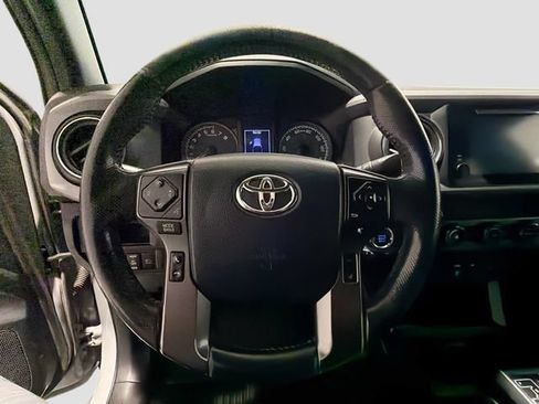 Used 2018 Toyota Tacoma TRD Sport AWD/4WD image 9