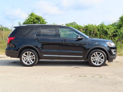 Used 2016 Ford Explorer XLT w/ Equipment Group 202A AWD/4WD image 2