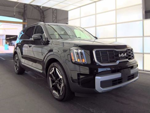 Used 2025 Kia Telluride S FWD image 3