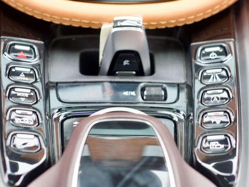 Used 2022 Aston Martin DBX image 29