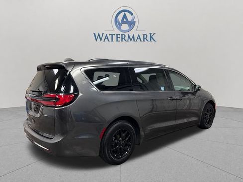 Used 2022 Chrysler Pacifica Touring-L FWD image 6