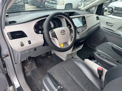 Used 2012 Toyota Sienna SE FWD image 11