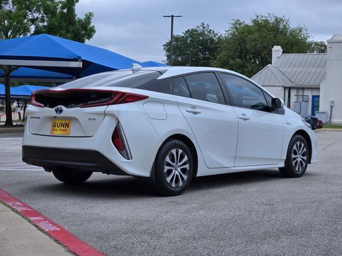 Used 2022 Toyota Prius Prime XLE FWD image 3