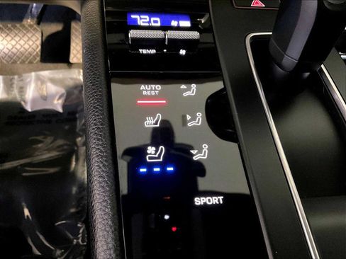 Certified 2024 Porsche Macan AWD/4WD image 39