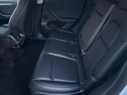 Used 2022 Tesla Model Y Long Range image 13