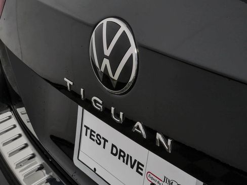 Certified 2024 Volkswagen Tiguan SE FWD image 38