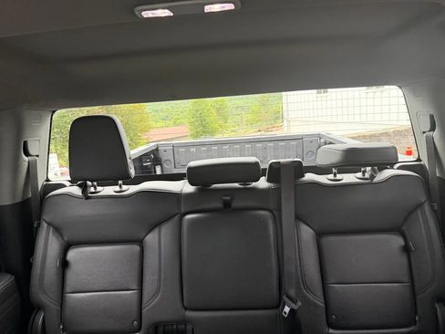 Used 2025 GMC Sierra 1500 SLT AWD/4WD image 18