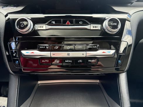 Used 2021 Ford Explorer Limited w/ Equipment Group 301A AWD/4WD image 21