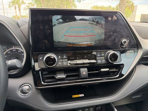 Used 2023 Toyota Highlander XLE image 11