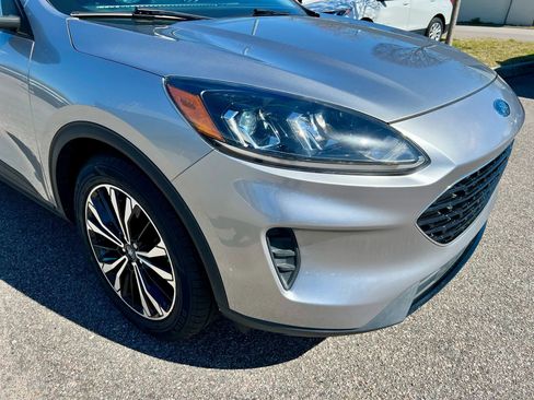 Used 2021 Ford Escape SE w/ SE Sport Appearance Package image 9