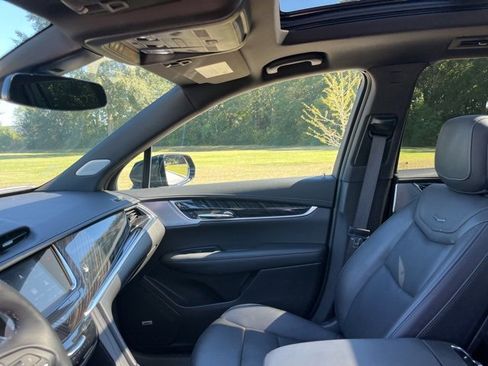 Used 2025 Cadillac XT6 Premium Luxury image 17