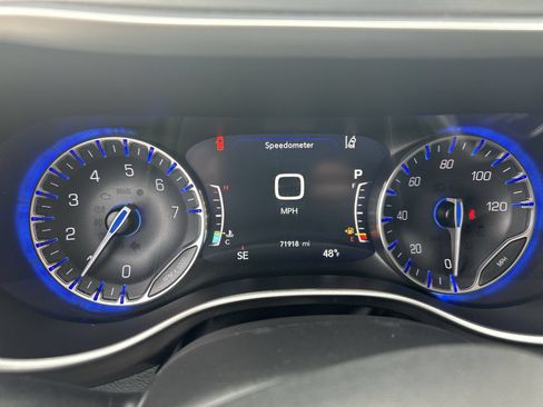 Used 2023 Chrysler Pacifica Touring-L FWD image 13