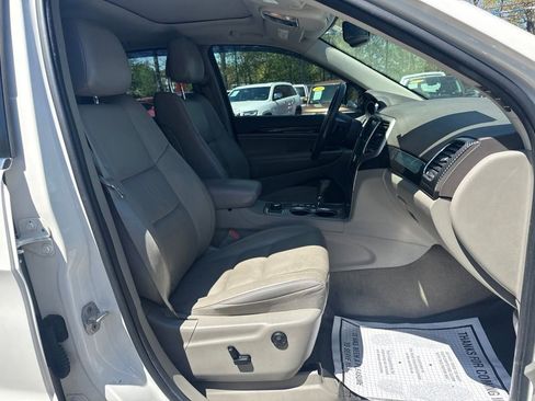 Used 2011 Jeep Grand Cherokee Laredo AWD/4WD image 34