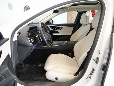 Used 2025 Mercedes-Benz E 350 4MATIC Sedan image 13