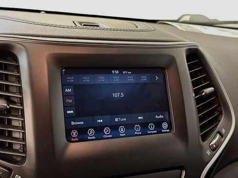 Used 2019 Jeep Cherokee Latitude Plus AWD/4WD image 21