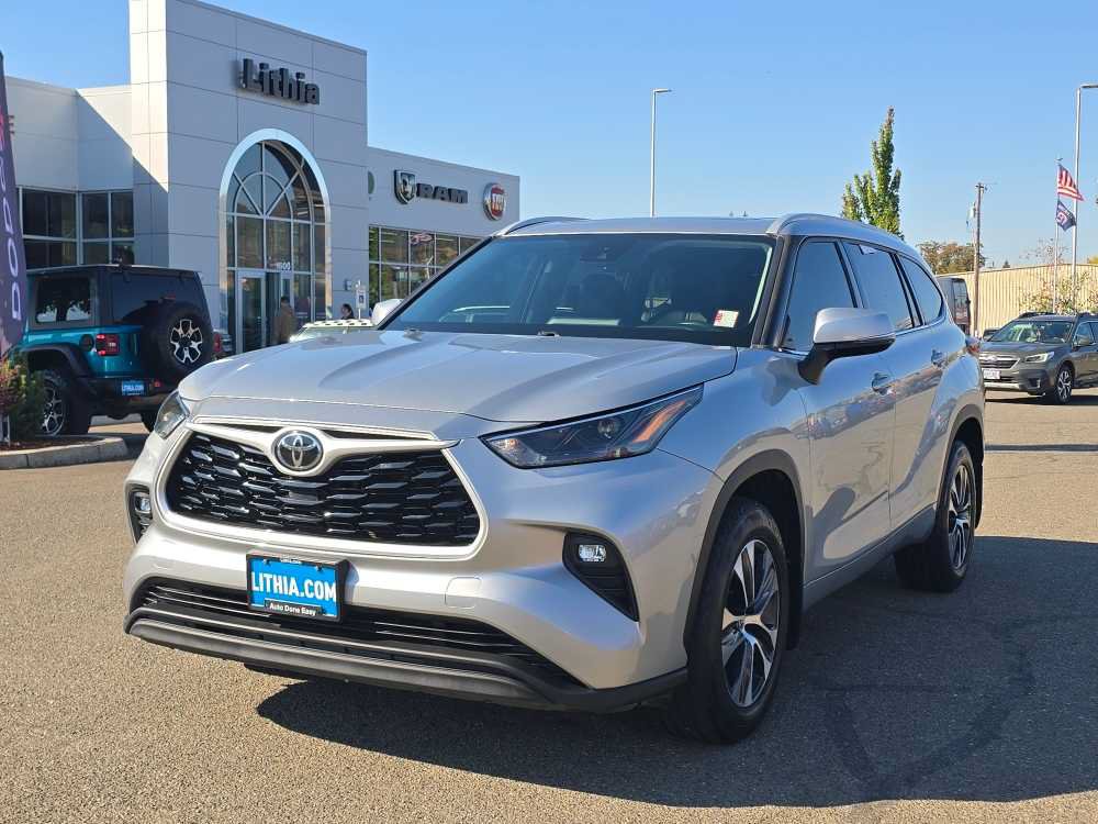 Used 2022 Toyota Highlander XLE AWD/4WD image 1