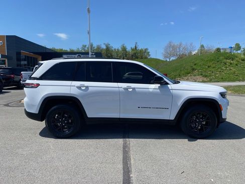 Certified 2024 Jeep Grand Cherokee Altitude AWD/4WD image 2