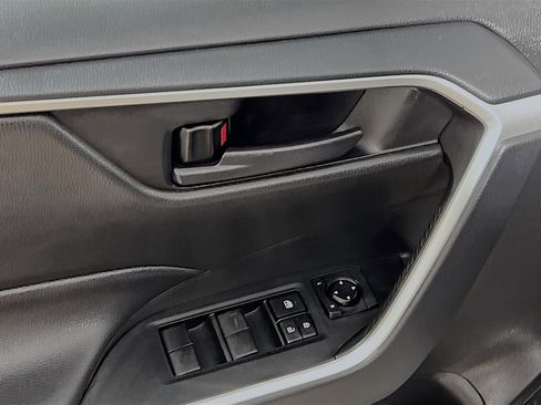 Used 2021 Toyota RAV4 LE image 17