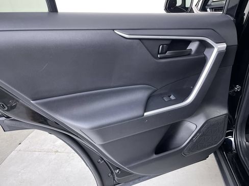 Used 2021 Toyota RAV4 LE AWD/4WD image 18