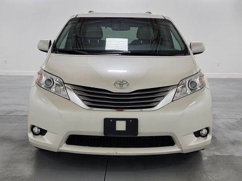Used 2017 Toyota Sienna XLE Premium AWD/4WD image 3