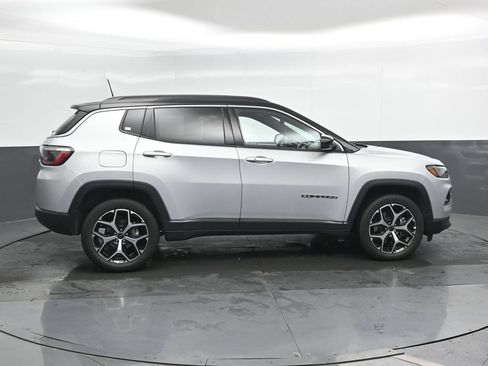 Used 2025 Jeep Compass Limited AWD/4WD image 4