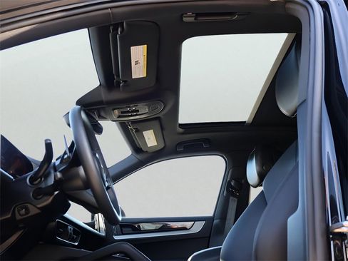 Used 2025 Porsche Cayenne w/ Premium Package image 36