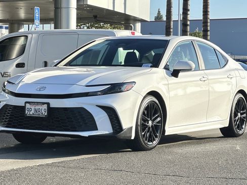 Used 2025 Toyota Camry Hybrid image 8