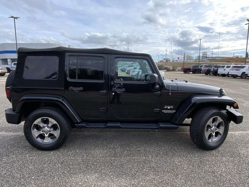 Used 2016 Jeep Wrangler Unlimited Sahara w/ Connectivity Group image 8