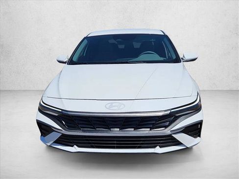 Certified 2025 Hyundai Elantra SE FWD image 2