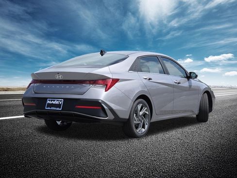 Used 2025 Hyundai Elantra SEL FWD image 21